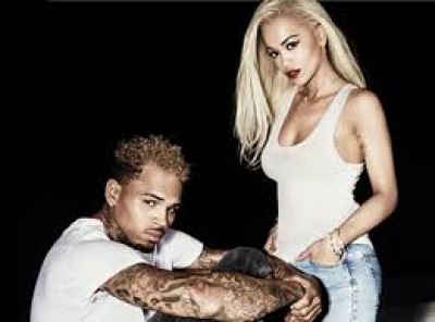 Video/ Rita Ora dhe Chris Brown në një lidhje, pamjet flasin vetë
