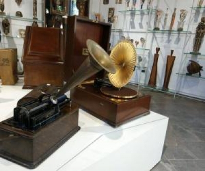 Koleksion i rrallë i gramafonëve vjen për publikun në kalanë e Tiranës