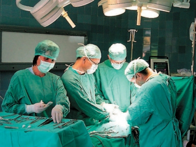 Kirurgia këndon dhe kërcen mbi pacientët e pavetëdijshëm