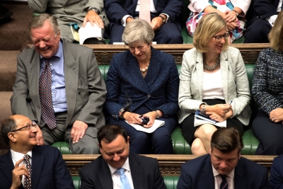 Theresa May e ngazëllyer pas “dështimit” të Johnson, kapet duket qeshur vesh më vesh