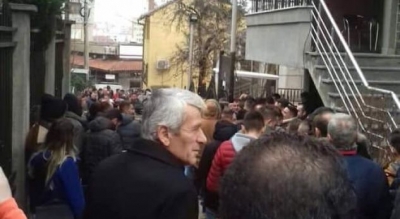 Pamje trishtuese të kosovarëve para ambasadave për viza