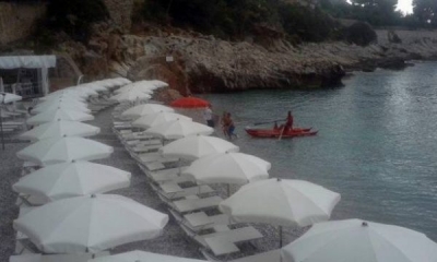 E dëbojnë nga Italia drejt Francës, shqiptari tenton të kthehet pas me not