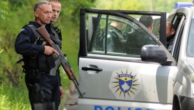 Policia kufitare e Kosovës qëllon një automjet me targa serbe në veri