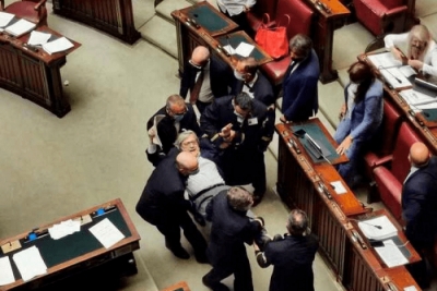 Shan kolegët, miku i Edi Ramës nxirret me dhunë nga salla e parlamentit