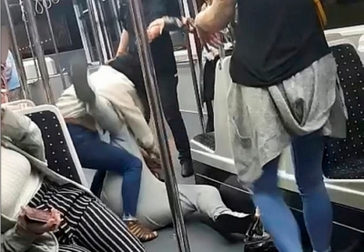 Video po thyen rrjetin/ Gruaja rreh barbarisht burrin brenda në autobus