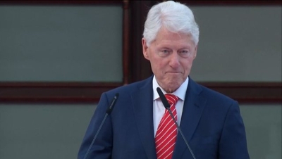 “Mu ul në gjunjë”/ Ish-presidenti Clinton tregon historinë emocionuese, çfarë i tha kamarieri shqiptar