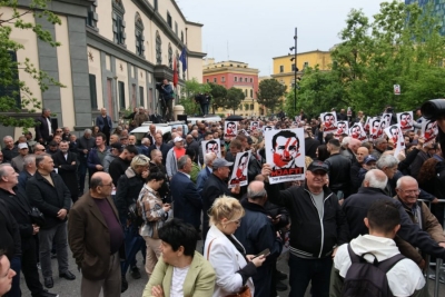 Opozita në protestë para Bashkisë së Tiranës, ditën kur mblidhet Këshilli Bashkiak