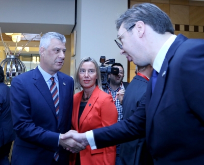 Thaçi-Vuçiç shtrëngojnë duart në Tiranë, i bekon serish Mogherini