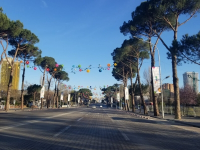 Tirana në shtetrrethim, rrugët bosh e pa njerëz. Ja si u zgjua sot kryeqyteti