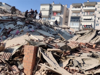 Ndërtesa të shembura dhe njerëz që kërkojnë nën rrënoja, dyshime për viktima pas tërmetit shkatërrues në Turqi
