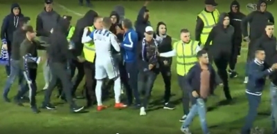 VIDEO/ “Nuk e meritoni fanellën!” Tifozët e Tiranës zhveshin lojtarët e tyre