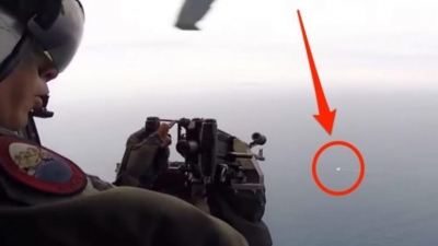 Pamje nga stërvitjet e ushtrisë amerikane, momenti kur me mitralozin e montuar në helikopter rrëzon dronin në det