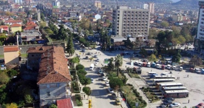 Zjarr në një pallat në Elbasan, panik tek qytetarët