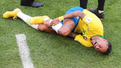 E gjeni dot sa kohë ka qëndruar Neymar i shtrirë në fushë?