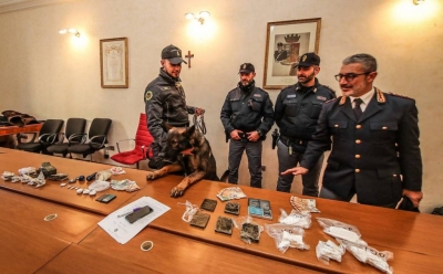 Kapet kokainë dhe 50 mijë euro në Itali, pranga për një shqiptar dhe 7 marokenë