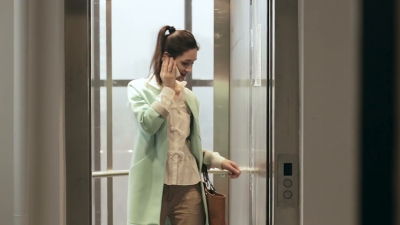 Mos flisni kurrë në telefon kur jeni në ashensor, mësoni dëmin serioz që shkakton në shëndet