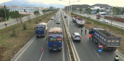 Devijohet sërish trafiku në autostradën Tiranë – Durrës