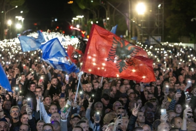 Shqiptarët në këmbë kundër Edi Ramës, mbyllet pa incidente protesta historike e opozitës
