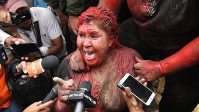Video/Kryebashkiakja u tërhoq zvarrë në mes të qytetit, i prenë flokët dhe e lyen me bojë të kuqe