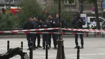 Sulm me thikë në një stacion policie të Parisit, raportohet për katër viktima