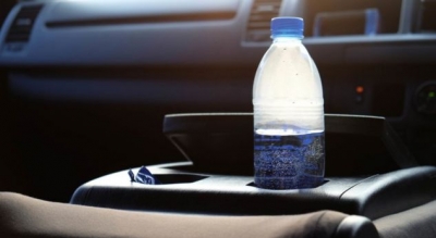 Paralajmërojnë zjarrfikësit: Mos lini shishe të ujit në veturë