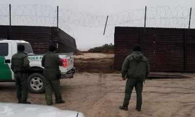 Trafikantët nuk i pengon as muri në kufirin me SHBA-në, e përplasin kamionin dhe kalojnë përtej