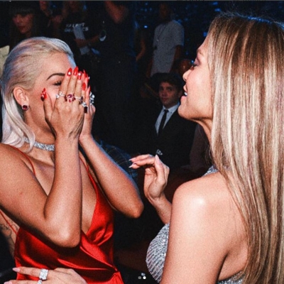 J.Lo feston ditëlindjen, Rita Ora befason me urimin e saj