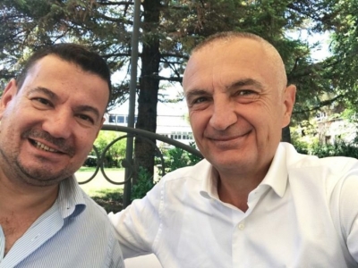 Presidenti Meta poston foton me gazetarin e njohur sportiv