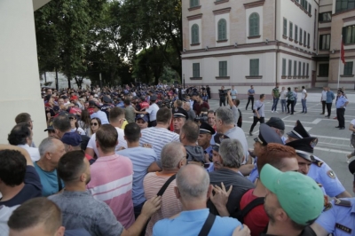 Kryeqytetasit i bashkohen artistëve, përplasje me policinë te Teatri Kombëtar