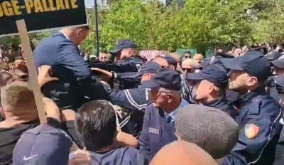 Momenti i dhunës së policisë ndaj këshilltarit të Partisë së Lirisë në Bashkinë e Tiranës, Tedi Blushi