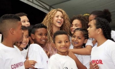 Shakira hap dy shkolla në Kolumbi