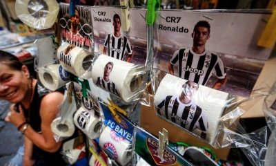 Ronaldon e përdorin si letër higjjenike në Napoli