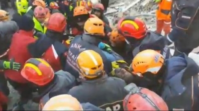 Momente prekëse/ Pamjet kur shpëtohen njerëz nën rrënojat e tërmetit tragjik në Turqi, mes tyre edhe gruaja shtatzënë (VIDEO)