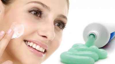 Dermatologët: Pasta e dhëmbëve për puçrat e dëmshme për fytyrën