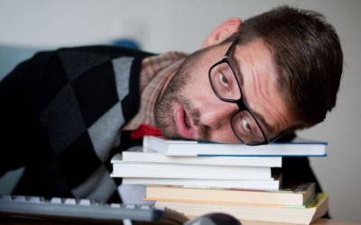 Ndiheni të lodhur edhe pasi flini gjumë mjaftueshëm? Ja si e shpjegon shkenca