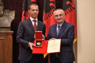 Foto/ Ndeshja Shqipëri-Francë, Ilir Meta dekoron presidentin e UEFA-s. Zbulon “sekretin” e tij të vjetër