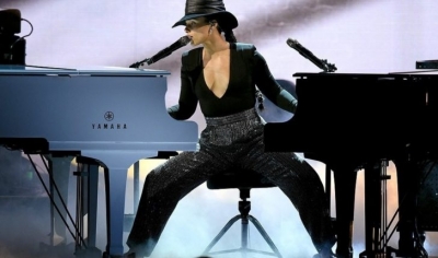 Alicia Keys me performancë të mahnitshme, luan në dy piano njëkohësisht (VIDEO)