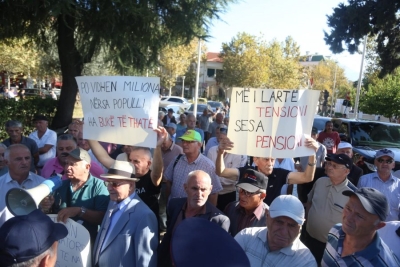 Pensionistët dhe minatorët protestë para Kuvendit, përplasen me policinë