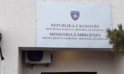 Kosovë, zëvendësohet pllakata e Ministrisë së Mbrojtjes!