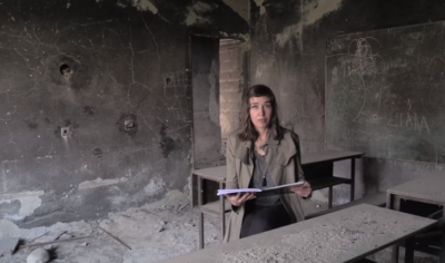 Arta Dobroshi në shkollën e bombarduar, një mesazh për Ditën Botërore të Refugjatëve (VIDEO)