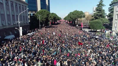Dyndje e madhe e qytetarëve drejt Tiranës nga rrethet për manifestimin e Metës, policia u “nxjerr” probleme rrugës