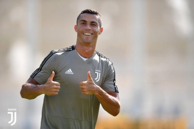 Buzëqesh me skuadrën e re, Cristiano Ronaldo kryen stërvitjen e parë si bardhezi