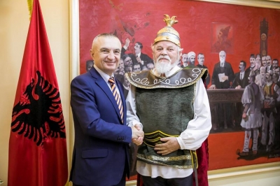 Presidenti Meta takohet me autorin e poemës “Gjergj Kastrioti Skënderbeu”