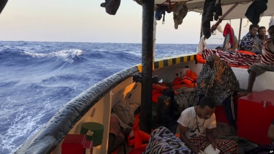 Të paktën 62 emigrantë humbasin jetën në det të hapur