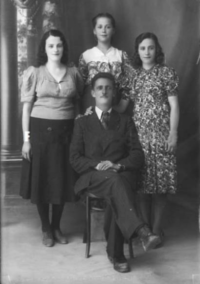 Gjon Temali në vitin 1944 me familjen e tij. Ishte njëri nga të 22 të ekzekutuarit