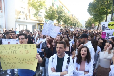 Bojkoti/ Zgjerohet protesta studentore, të rinjtë &#039;lidhen me pranga&#039;