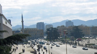 ‘Të gjithë duam të ikim’: Varfëria, jo krimi, nxit dëshirën për të lënë Shqipërinë