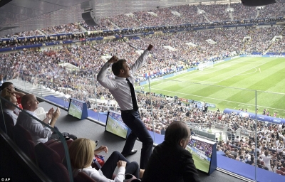 Macron ‘tërbohet’ nga gëzimi i fitores, kurse presidentja kroate i afrohet dhe…(FOTO)