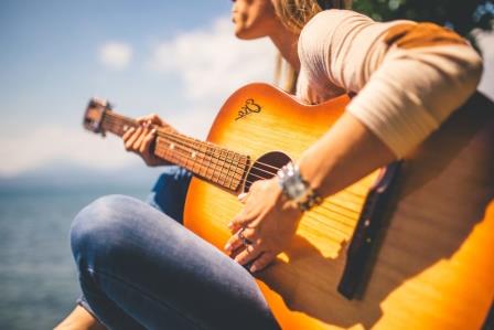 10 benefits of playing guitar