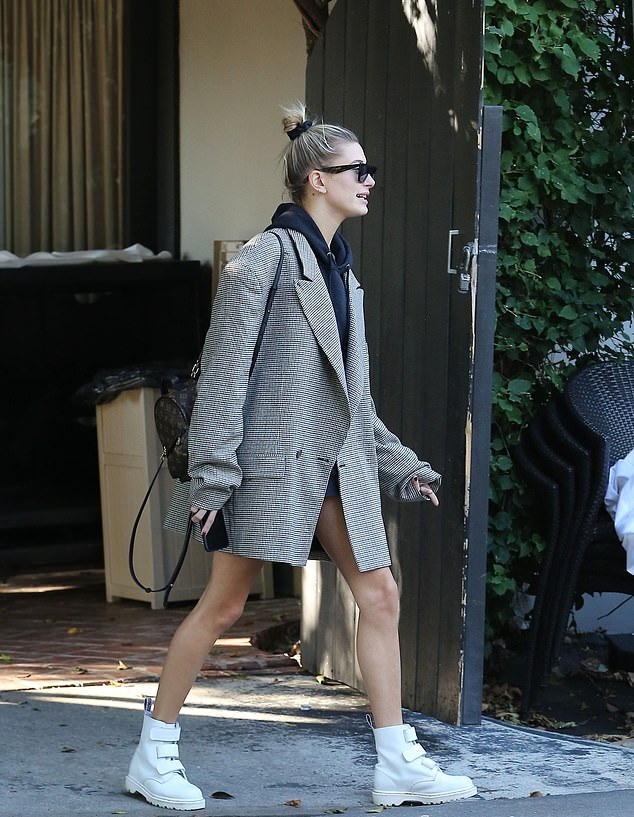 5347850 6310133 Stylish She wore white high tops and an over sized tweed blazer a 3 1540366369922